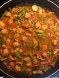 Chanterelles, espárragos verdes y butifarras guisadas a la catalana