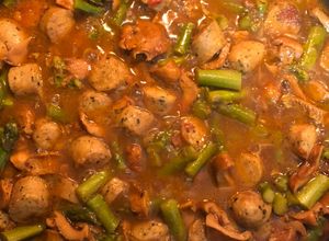Una foto de Chanterelles, espárragos verdes y butifarras guisadas a la catalana