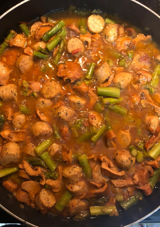 Una foto de Chanterelles, espárragos verdes y butifarras guisadas a la catalana