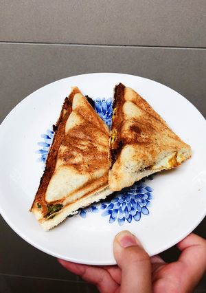 快速豬梅花肉佐青椒蛋熱壓吐司 的食譜成品照片