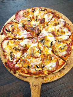 عکسی از دستور پیتزا پپرونی خونگی 🍕
