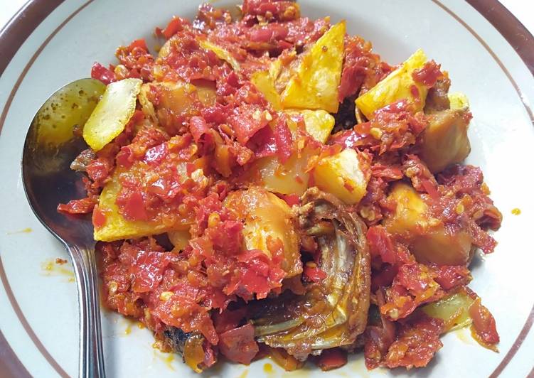 Proses Menyiapkan Balado ayam+kentang khas padang😄, Sempurna