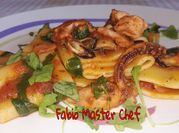 Una foto di paccheri calamari e