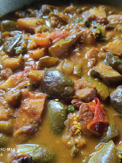 बैंगन आलू टमाटर की सब्जी (baingan aloo tamatar ki sabzi recipe in Hindi) रेसिपी मुख्य फोटो