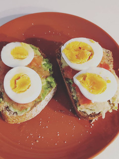 Una foto de Tostadas con tomate, aguacate y huevo duro