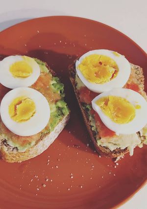 Una foto de Tostadas con tomate, aguacate y huevo duro
