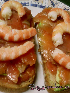 Una foto de Tostas de trucha marinada, langostinos y aguacate