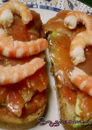 Foto principal de Tostas de trucha marinada, langostinos y aguacate