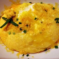A picture of Cheesy breakfast polenta with eggs.