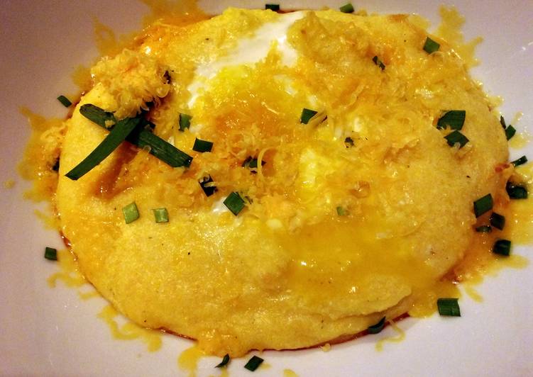 Cheesy breakfast polenta with eggs