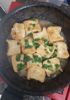 Hình của món Đậu phụ rim mắm hành.