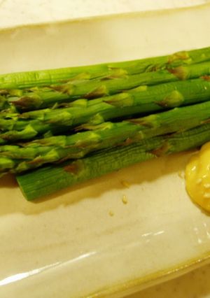A picture of How to Eat Asparagus.