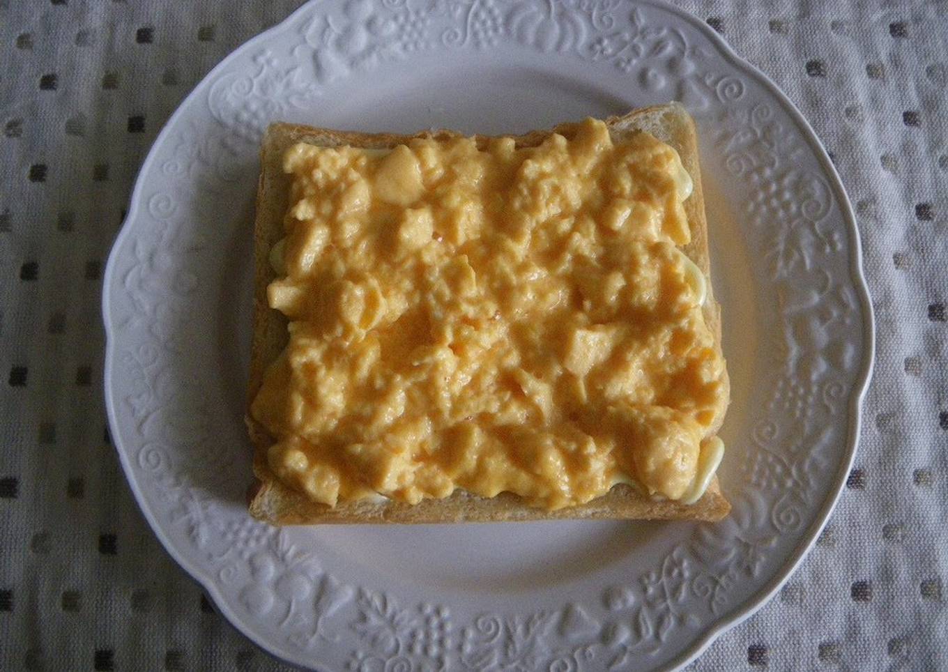 Creamy 1-minute Egg Toast in the Microwave