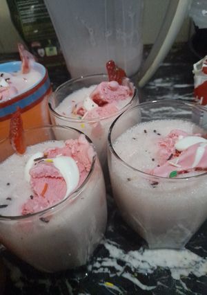A picture of Banana Strawberry milk Delight.