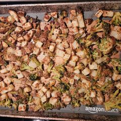 A picture of Cheesy potatoes & broccoli.