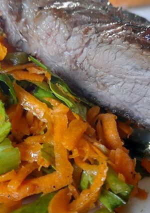 Una foto de Asado americano ahumado, zanahoria y apio