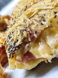 Una foto de Rollitos de jamón y queso