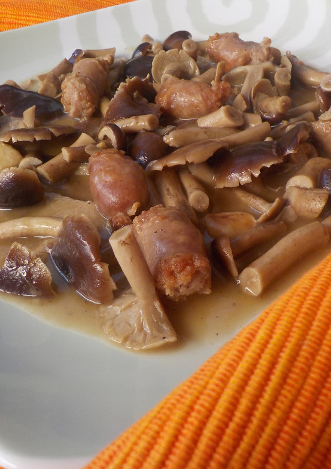 Una foto de Bolets con longanizas blancas