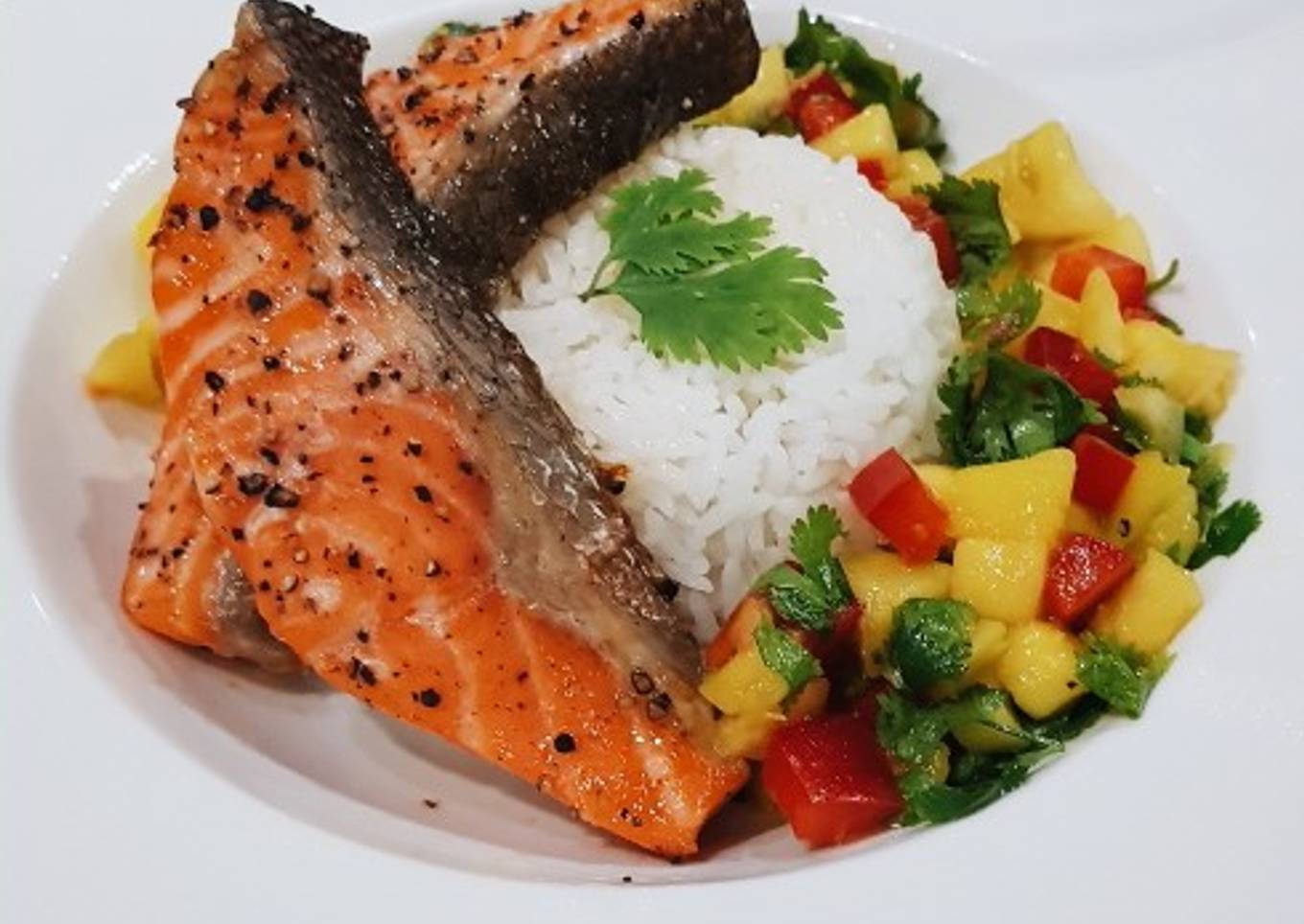 Ikan salmon dengan saus salsa mangga dan nanas manis gurih wangi