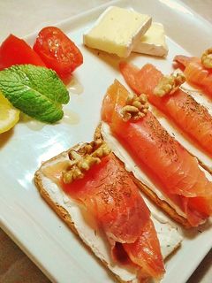 Una foto de Tostas con salmón ahumado y queso fresco