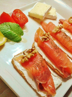 Una foto de Tostas con salmón ahumado y queso fresco