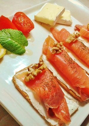 Foto principal de Tostas con salmón ahumado y queso fresco
