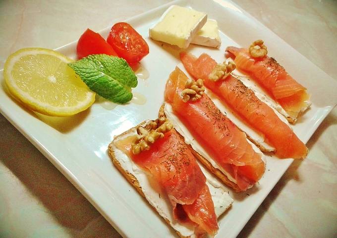 Foto principal de Tostas con salmón ahumado y queso fresco