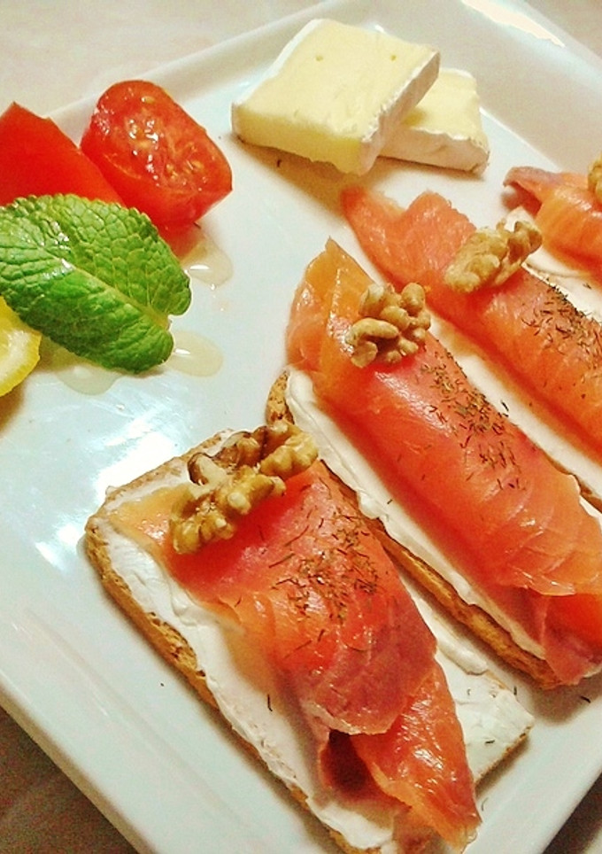 Una foto de Tostas con salmón ahumado y queso fresco