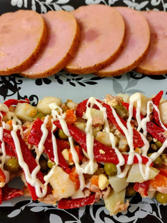 Una foto de Chopped en salsa de canela con macedonia de verduras