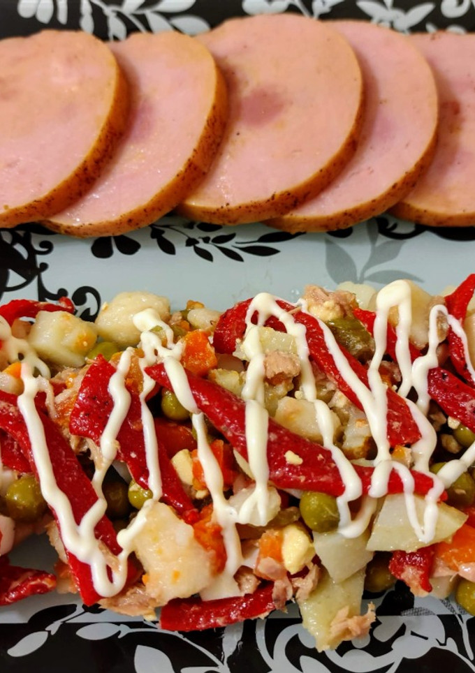 Una foto de Chopped en salsa de canela con macedonia de verduras