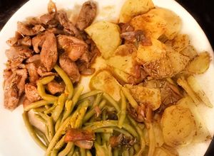 Une photo de Canard sauce Fraise & Balsamique avec ses Pommes de terre salardaises et Brocolis