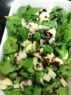 Una foto de Ensalada de espinacas con manzana y queso
