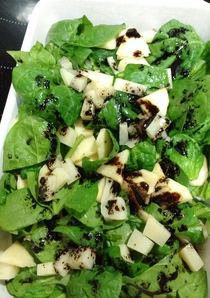 Una foto de Ensalada de espinacas con manzana y queso