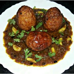 A picture of Garlic Egg Masala.