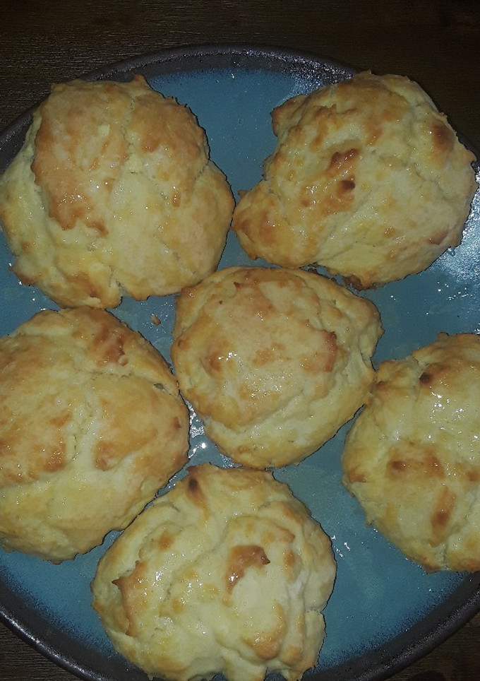 A picture of Biscuits.