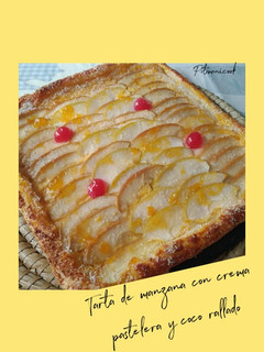 Una foto de Tarta de manzana con crema pastelera y coco rallado