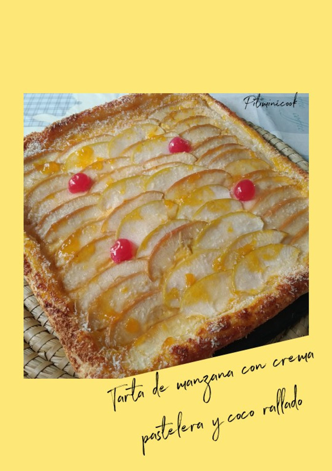 Una foto de Tarta de manzana con crema pastelera y coco rallado