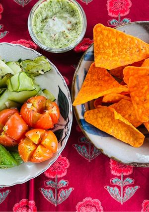 รูปของ นาโช่ดิปเพสโต้ผักวอร์เตอเครสและผักย่าง🍅🥬Nacho Chip Dipped with Watercress Pesto and Roasted Veg🫑🍅🧀