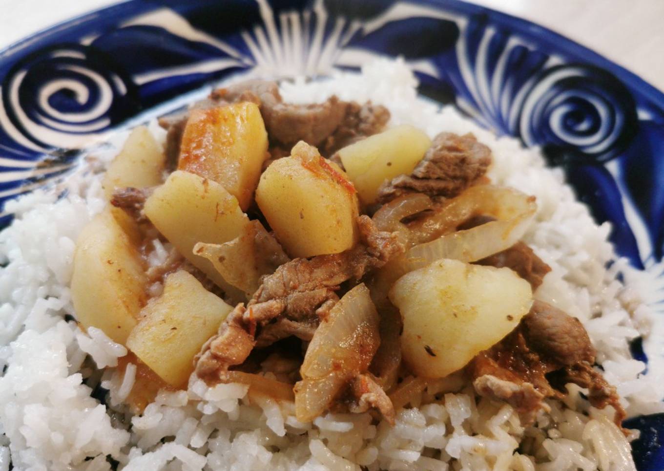 Bistec con papas en chile morita