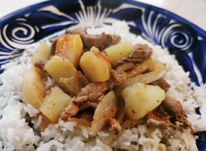Una foto de Bistec con papas en chile morita