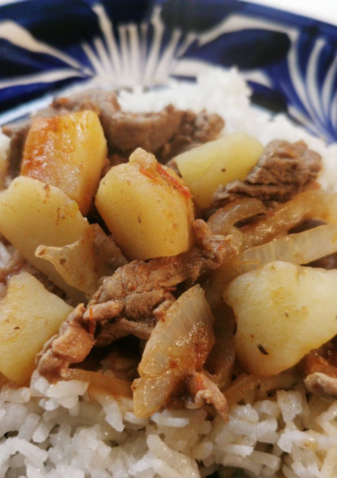 Una foto de Bistec con papas en chile morita
