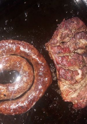 Una foto de Carne y chorizo al horno