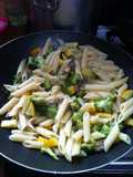 Pasta Penne con zucchini, brócoli y carne