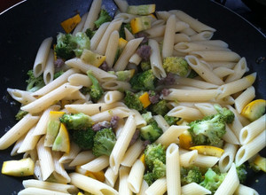 Una foto de Pasta Penne con zucchini, brócoli y carne
