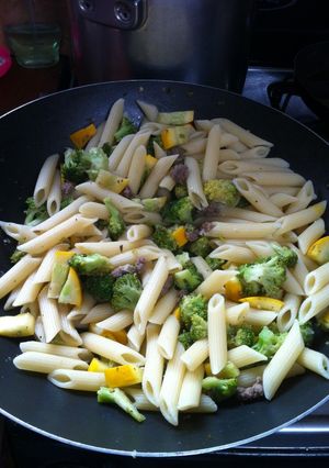 Una foto de Pasta Penne con zucchini, brócoli y carne