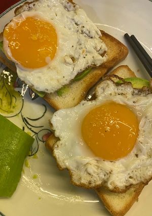 Hình của món Bánh gối và bơ, trứng 🍳 (Avocado toast).
