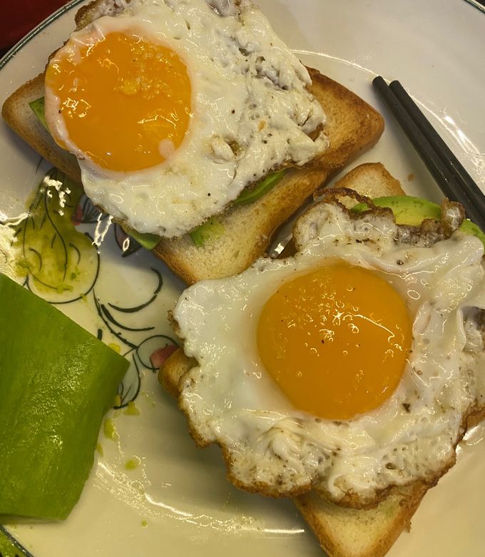 Hình của món Bánh gối và bơ, trứng 🍳 (Avocado toast).
