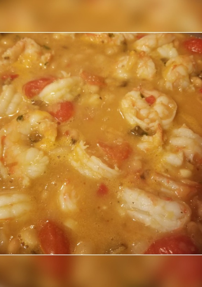Una foto de Camarones con frijoles cannellini estilo Toscano
