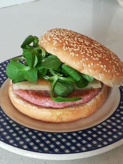 Una foto de Hamburguesa con canónigos y carne de membrillo