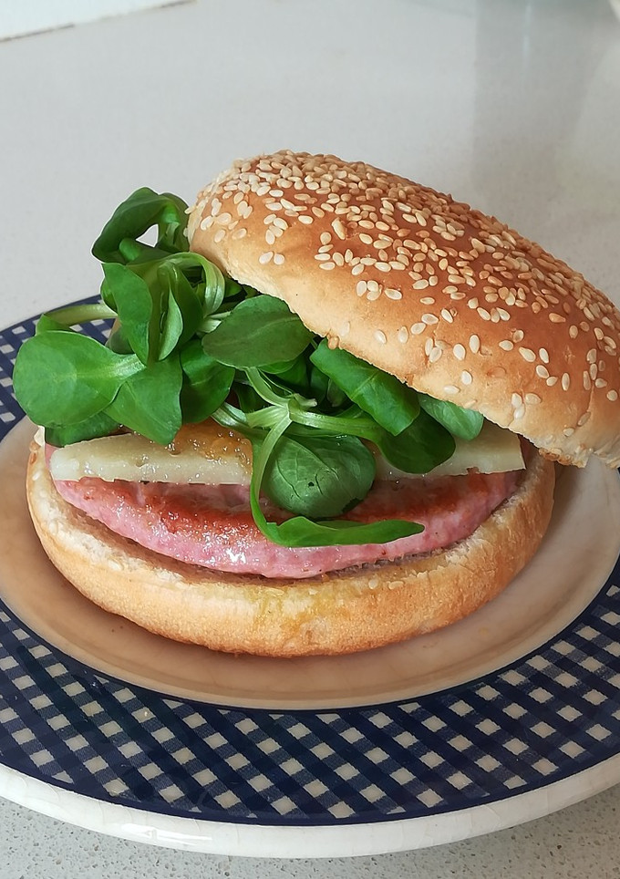 Una foto de Hamburguesa con canónigos y carne de membrillo
